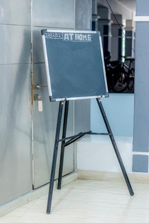 At Home Apartamento Hyderabad Exterior foto