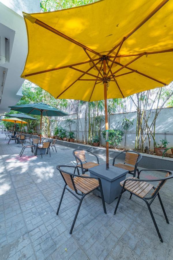 At Home Apartamento Hyderabad Exterior foto